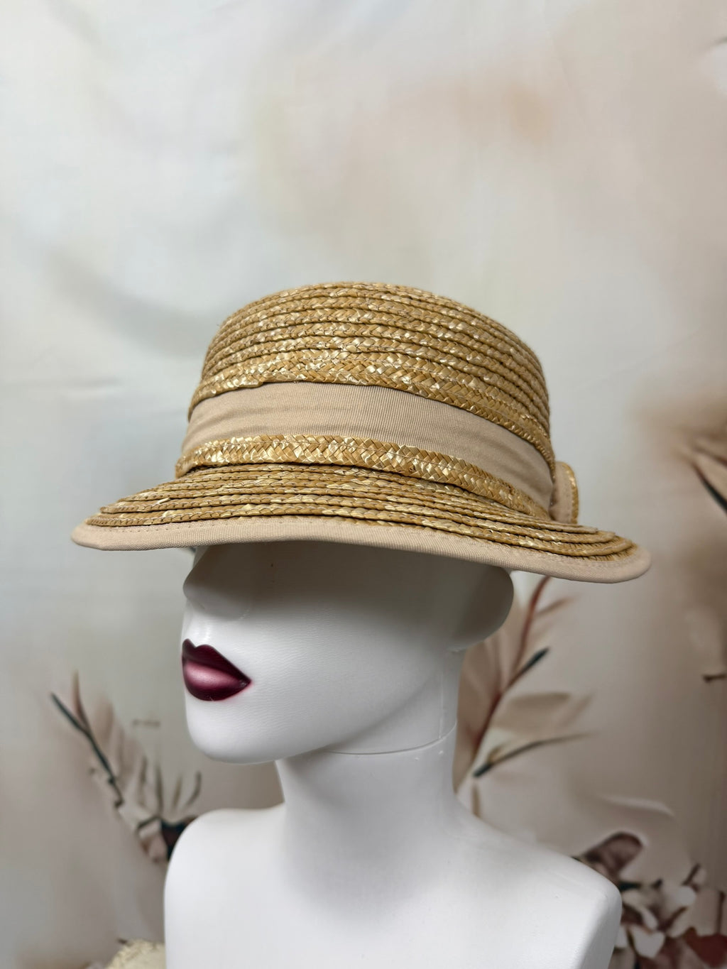Pălărie împletită retro cu detalii decorative