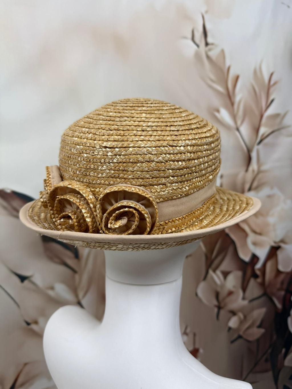 Pălărie împletită retro cu detalii decorative