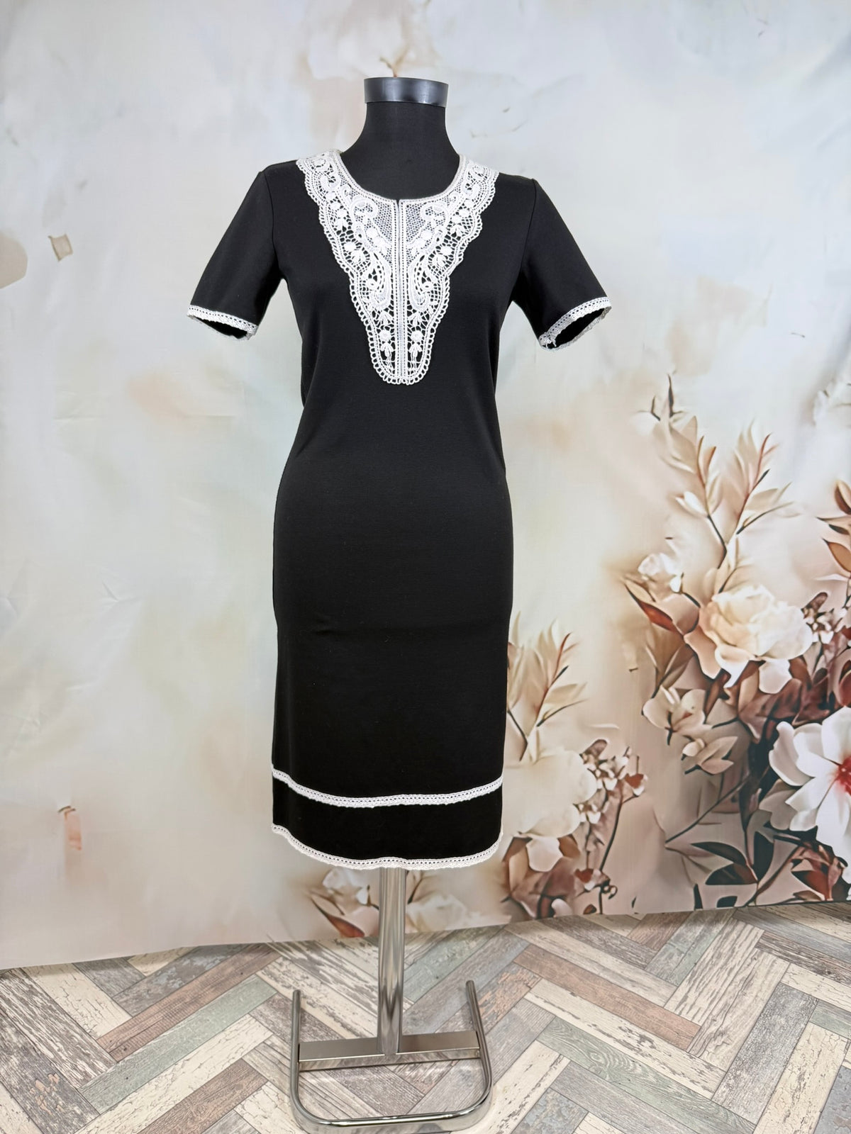 Rochie neagră cu dantelă albă retro