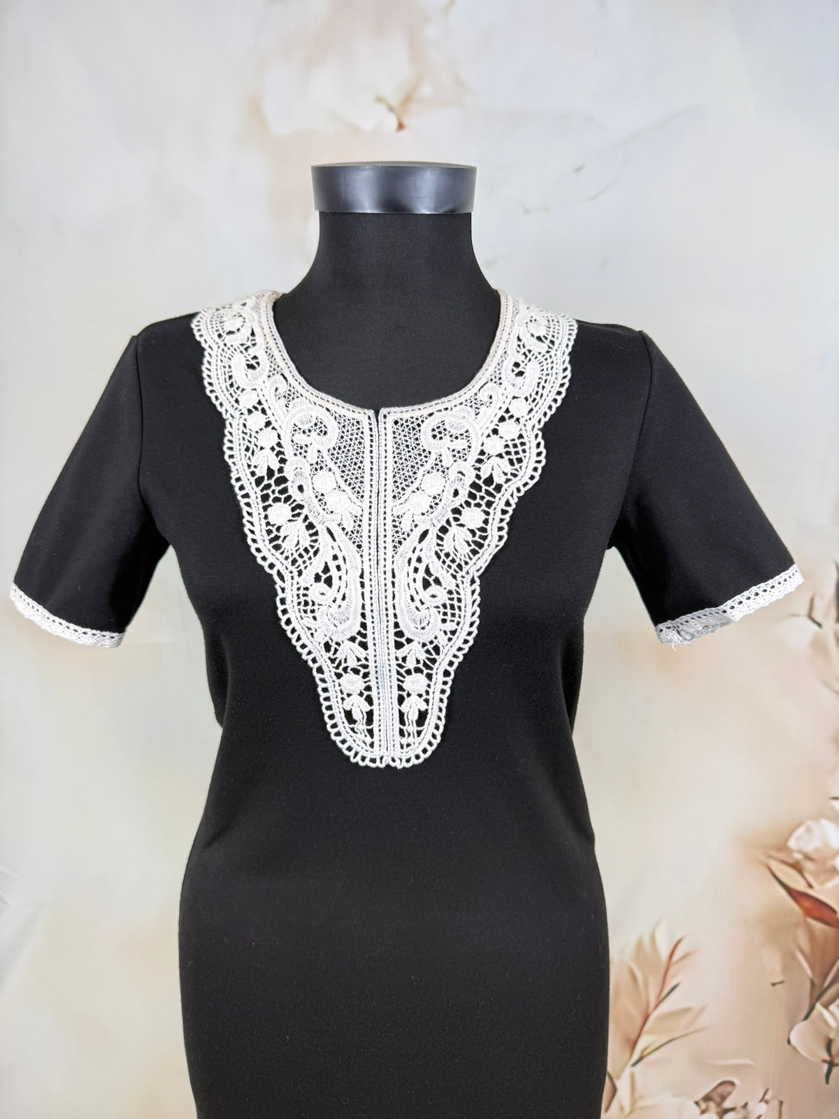 Rochie neagră cu dantelă albă retro