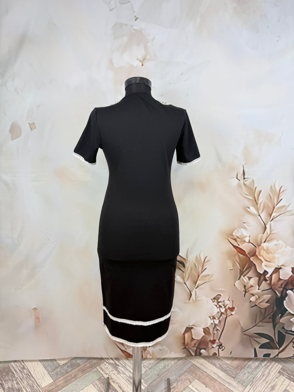 Rochie neagră cu dantelă albă retro