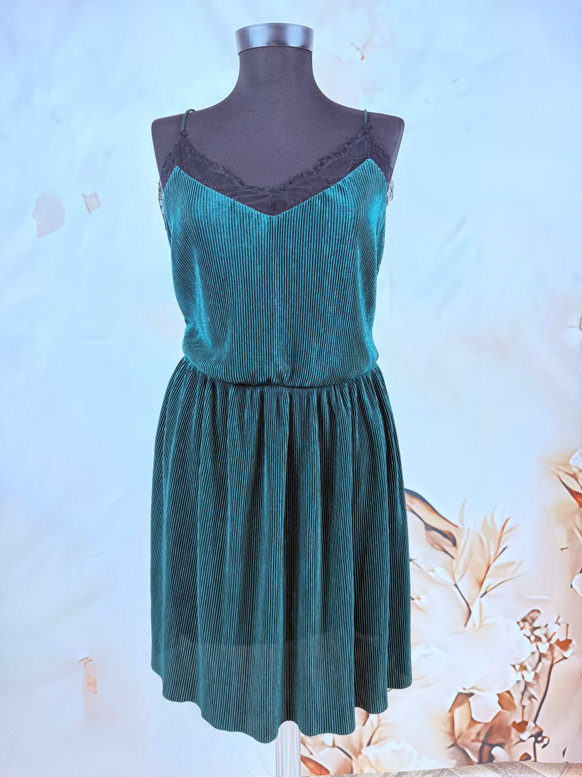 Rochie verde petrol plisată cu dantelă