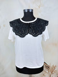 Tricou alb din bumbac cu guler statement brodat