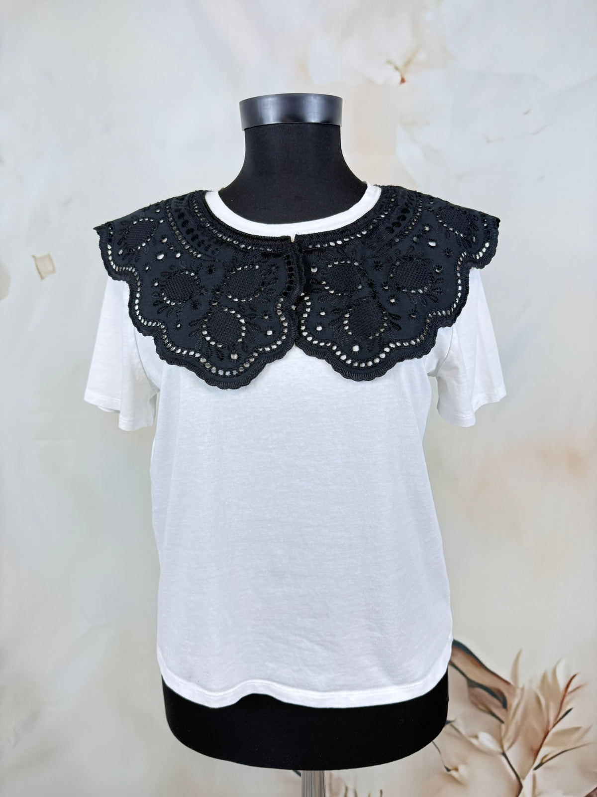 Tricou alb din bumbac cu guler statement brodat