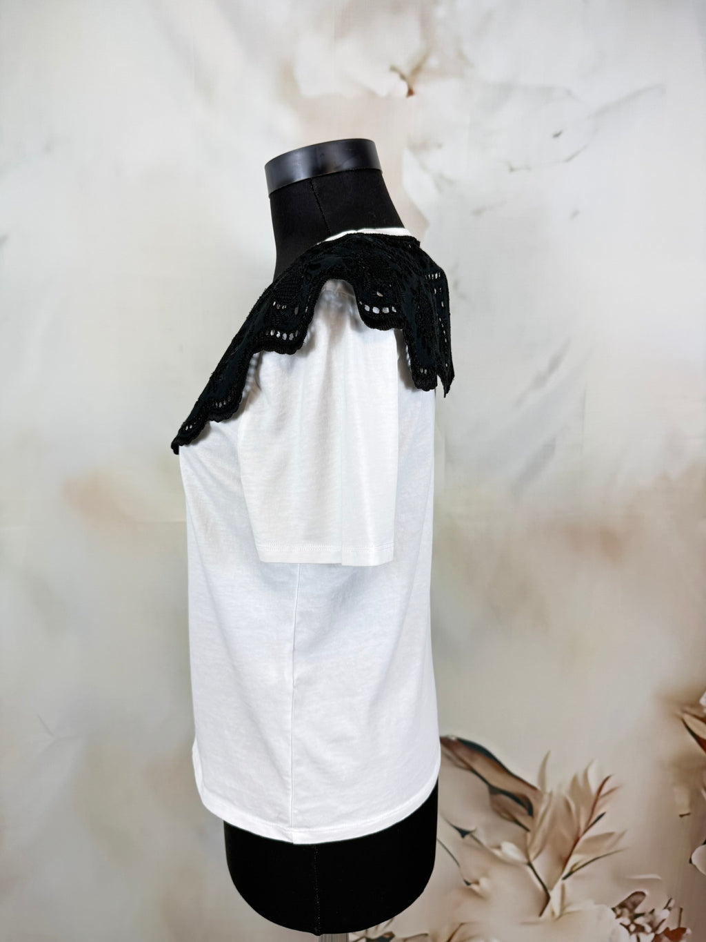 Tricou alb din bumbac cu guler statement brodat