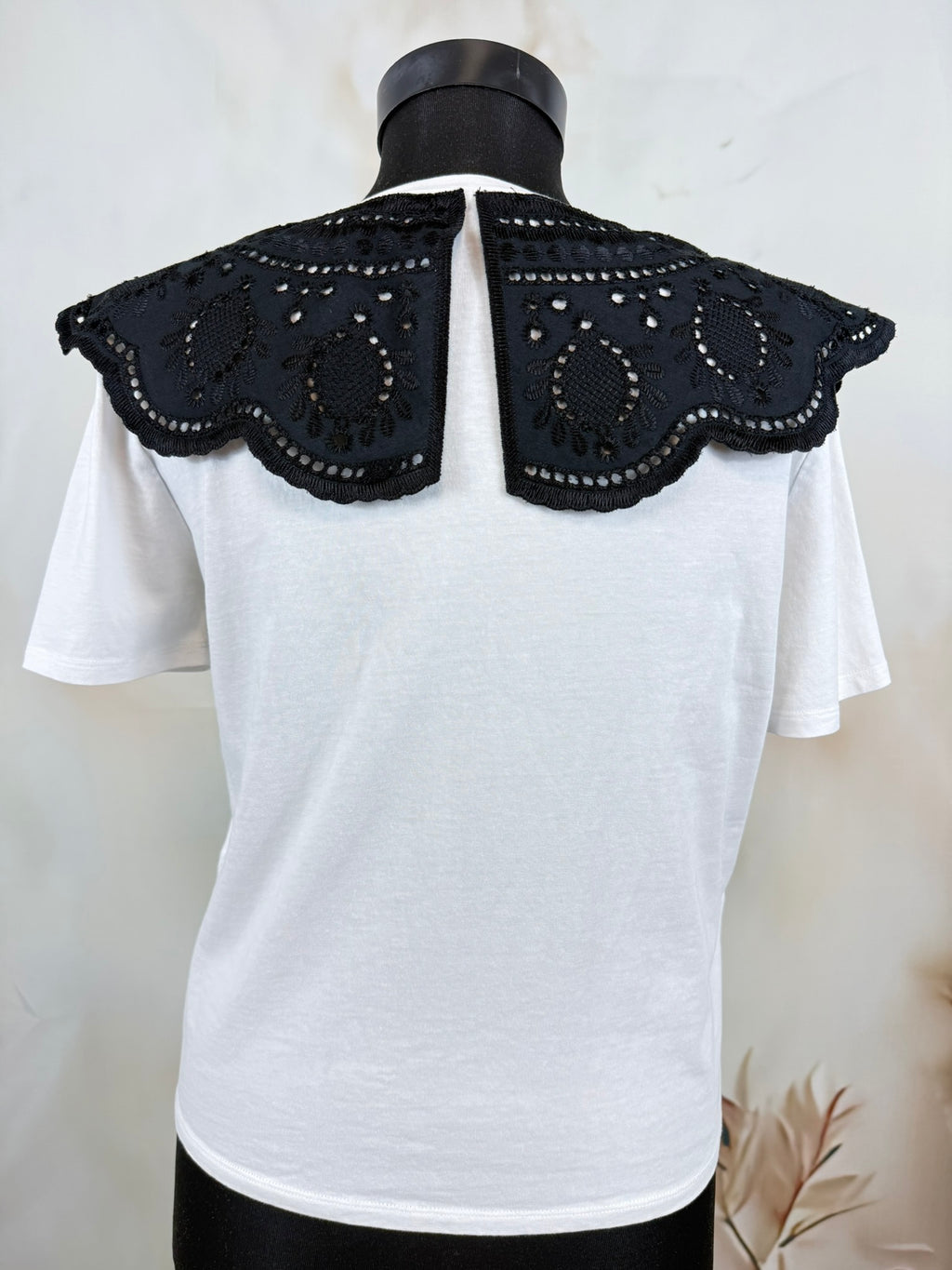 Tricou alb din bumbac cu guler statement brodat