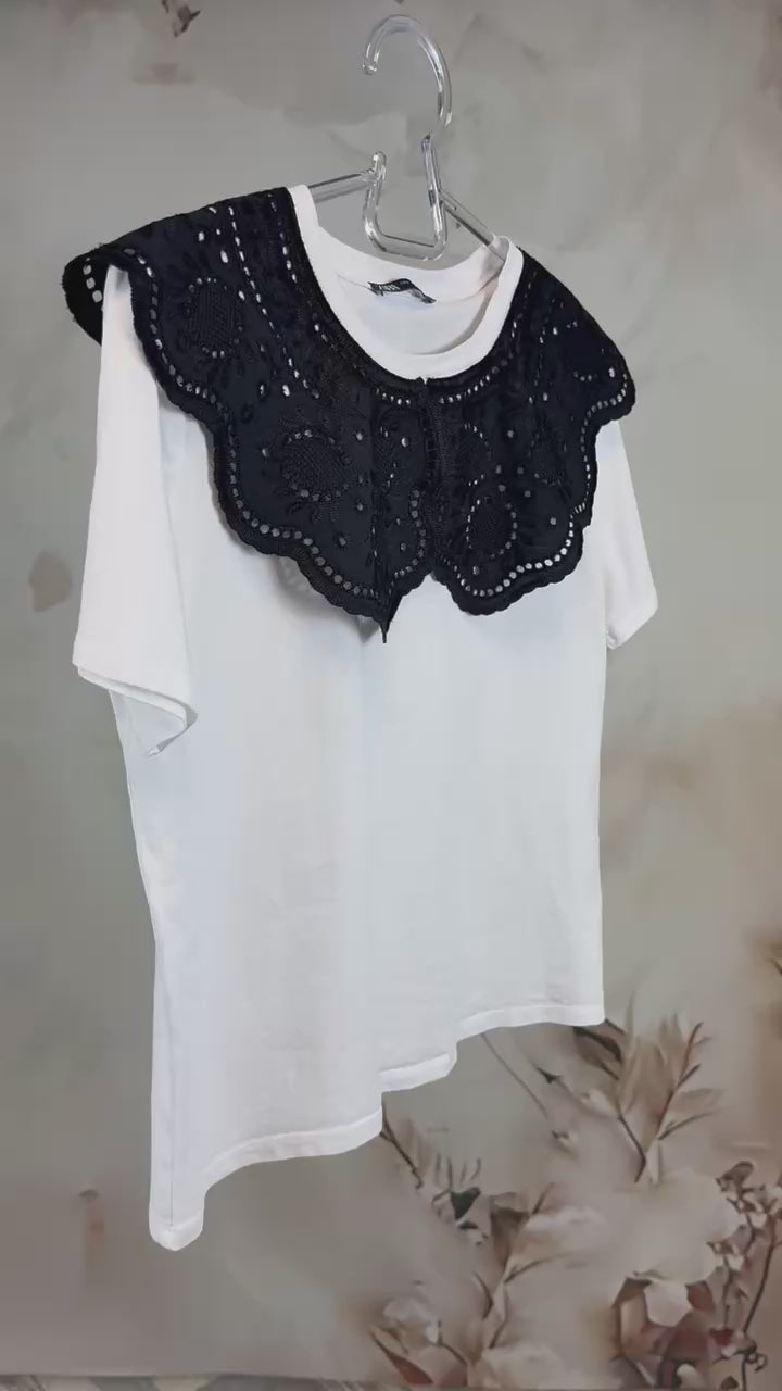 Tricou alb din bumbac cu guler statement brodat
